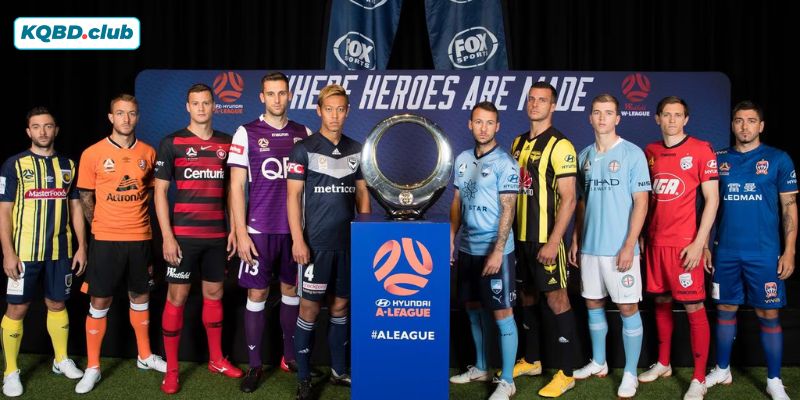 Các cầu thủ chụp ảnh bên chiếc cup vô địch A-League thể hiện tinh thần thể thao