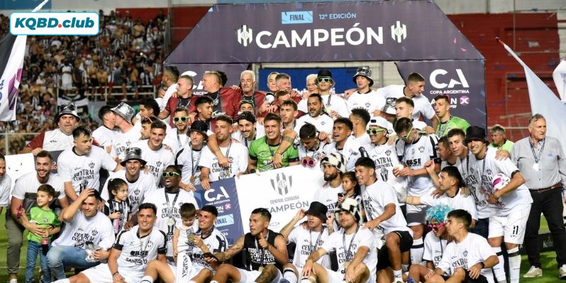 Cổ động viên cuồng nhiệt ăn mừng bàn thắng tại giải VĐQG Argentina