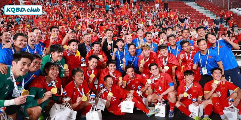 Cổ động viên nhuộm đỏ khán đài, tiếp lửa cho đội bóng con cưng chiến đấu hết mình