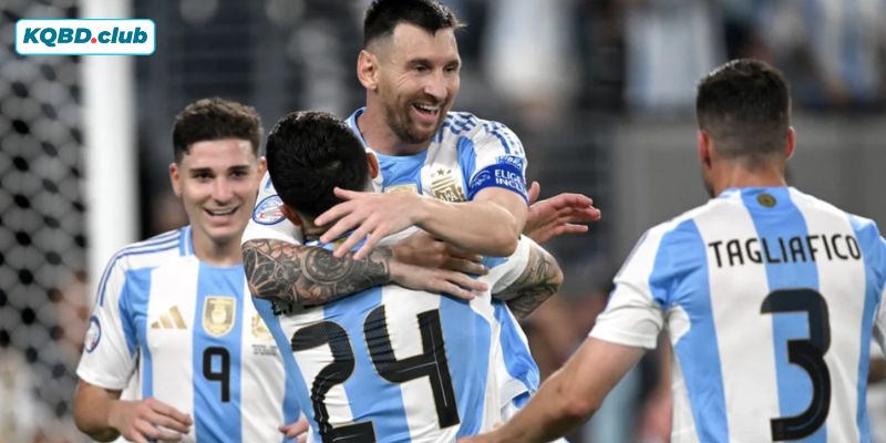 Không khí sôi động trên khán đài sân El Monumental trong trận Superclásico
