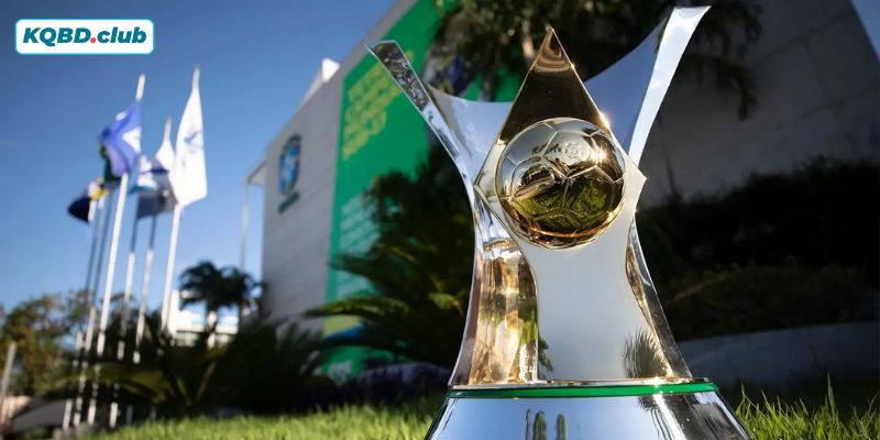 Những pha tranh chấp bóng quyết liệt và rực lửa trong trận derby kinh điển giữa các thế lực hàng đầu