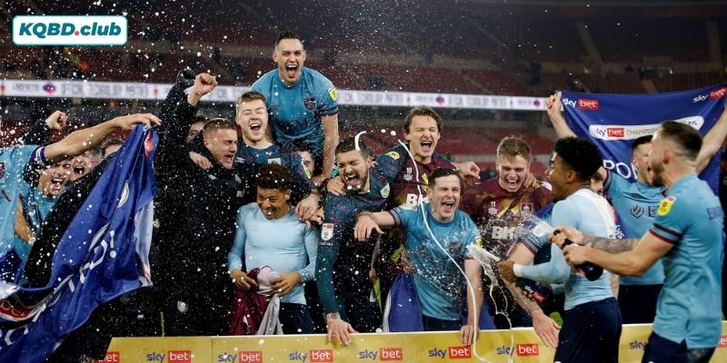 Sân vận động chật kín khán giả tạo nên bầu không khí cuồng nhiệt trên khán đài