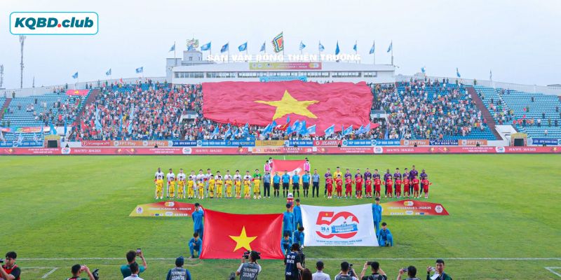 Toàn cảnh không khí sôi động trên các khán đài V-League, nơi người hâm mộ tiếp lửa cho các cầu thủ tranh tài Toàn cảnh không khí sôi động trên các khán đài V-League, nơi người hâm mộ tiếp lửa cho các cầu thủ tranh tài